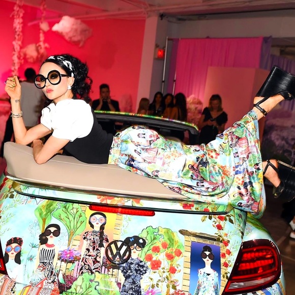 Alice + Olivia Retro Round Melrose Black Sunglasses - Picture 3 of 16